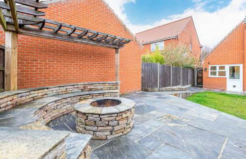 Detached luxury 5 bed house, lanscaped garden, fire pit, parking, can sleep families or workers - Foto 17