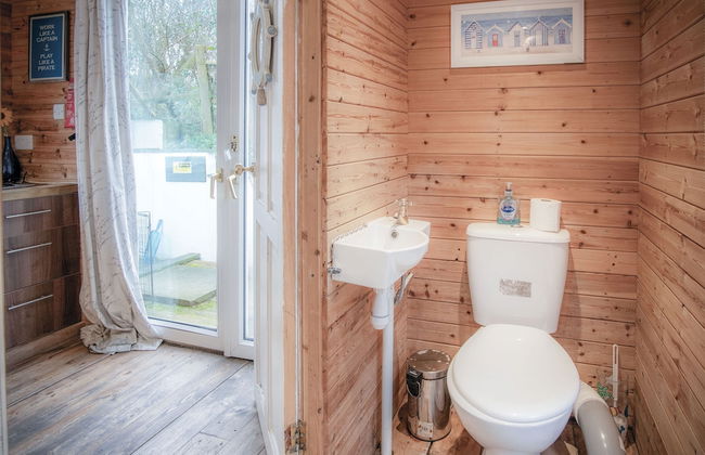 The Lodge - 1 Bedroom - Freshwest Beach Retreat - Photo 17