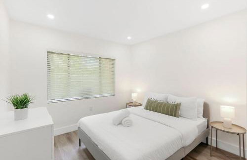 Charming 4BR Oasis with Saltwater Pool and Parking - Foto 11