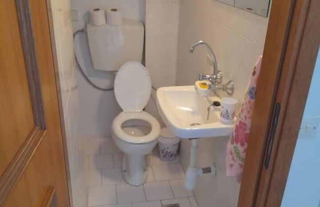 Impeccable 2-bed House in - Photo 15