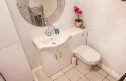 Spacious 15 Guest Home With 9 Beds in Shirley - Photo 36