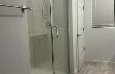 Modern Desert Home-Great for families & groups, near golf, hiking, and city fun, Private in-law suite with own entrance also available separately - Foto 30