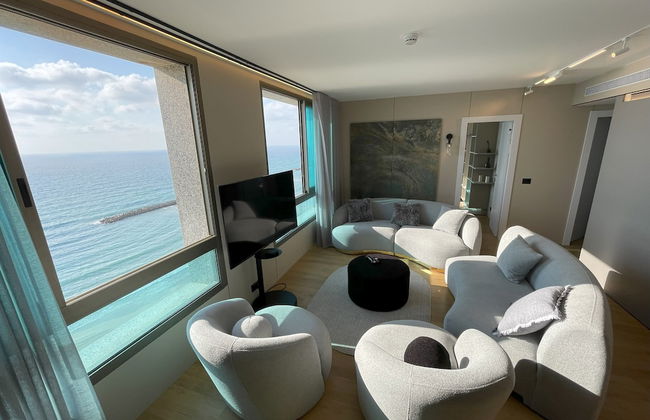 Panoramic Sea View Luxury Suite - Photo 1