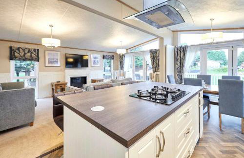 Bramble Lodge with Hot Tub - Foto 8