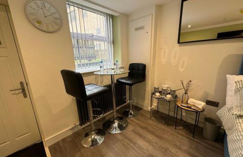 Southgate Luxury Apartments-Jaquzzi Bath-Private Parking- suitable for contractors - Foto 27