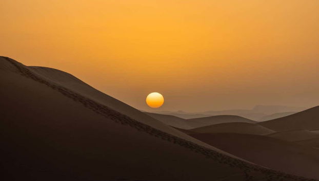 Le soleil se cache dans les dunes