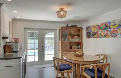 HIDDEN GEM - Family Friendly Pool Home -Welcome - Photo 10