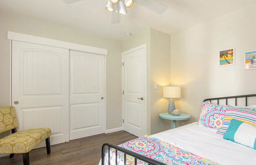 Ultimate Beach Bungalow - 1 block from beach - huge backyard - Foto 12