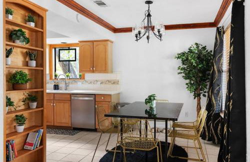 Serene Family Retreat King Beds Pool Hot Tub and Games - Photo 15