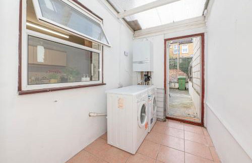 Xtra Large 4 Bedroom House with Heating Sleeps 14 Near Station and ExCeL - Foto 11