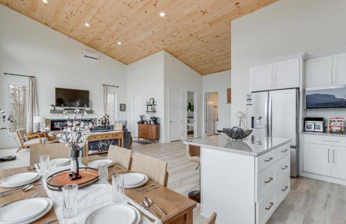 Mtn-View Hidden Falls Cabin with Hot Tub and Deck - Foto 17