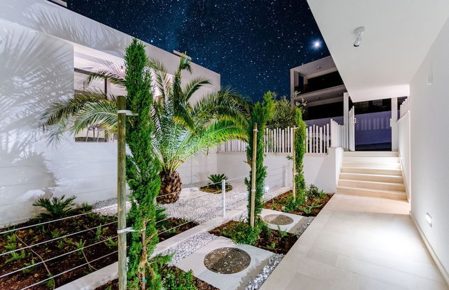 Luxury Villa Luna with Swimming Pool - Photo 24