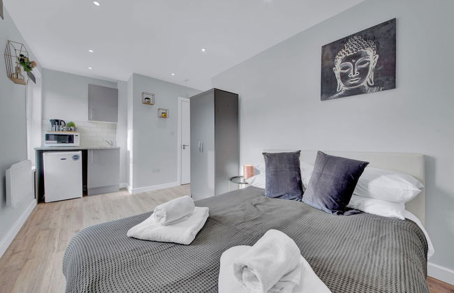 Lovely 1-bed Studio in West Drayton - Photo 13
