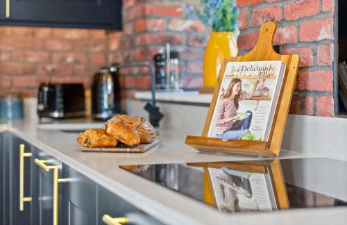 The Oak Sty - 2 Bed Countryside Cottage Escape in Durley with Hot Tub, Unique rural retreat, Private Parking, Sleeps 4 & Pet friendly - By Blue Puffin Stays - Photo 20