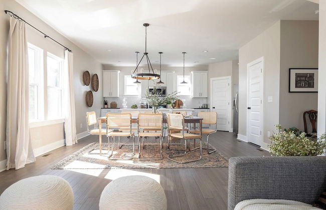 Shelton & Urban by Avantstay Sleeps 20! 2 Unit Buyout! Spacious Design - Photo 6