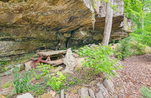 Upscale Getaway on Smith Lake with Boat Dock - Foto 35