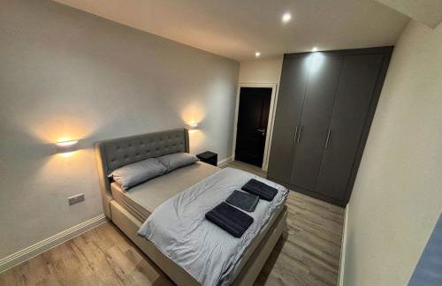 Luxury 1BR Modern Flat in London W7 with Terrace & Private Parking - Foto 10