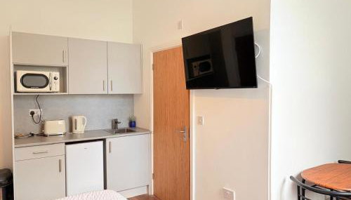 Stylish Studio flat 5, ensuite, kitchenette, Parking, Wifi,Smart TV,Contractors,NHS,Families welcome - Foto 3