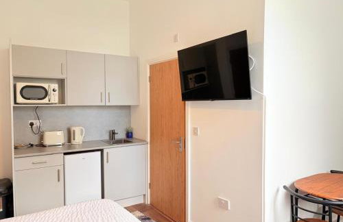 Stylish Studio flat 5, ensuite, kitchenette, Parking, Wifi,Smart TV,Contractors,NHS,Families welcome - Foto 3