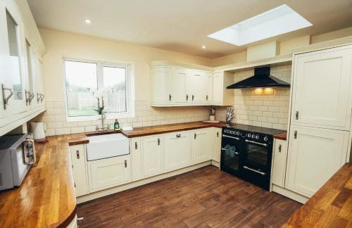 Huge 4 Bed Family Home in Derbyshire with Parking - Foto 3