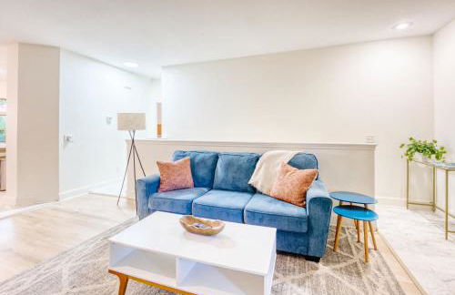 Spacious Modern Retreat with Game Room & Fire Pit near Trails - Foto 10