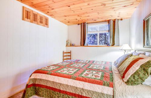 Charming Tamworth Cabin with Grill and Fireplace - Foto 15