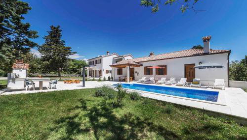 Large Holiday Home With Swimming Pool - Foto 1, sunbed