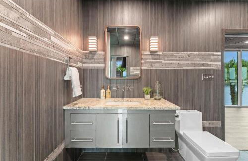 The Glass Mansion w/Optional Boat Rental - Foto 15