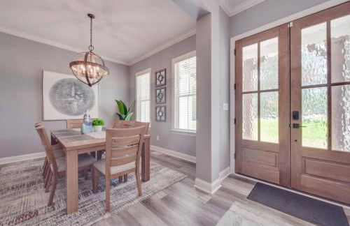 5BR Farmhouse Lake Retreat Pool Hot Tub Theater - Foto 53