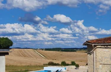 French Farmhouse Retreat with pool & superb views. - Foto 28