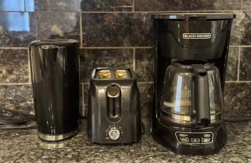 Designer Themed 4 Bedroom in Best Location with Patio and Fireplace - Foto 11