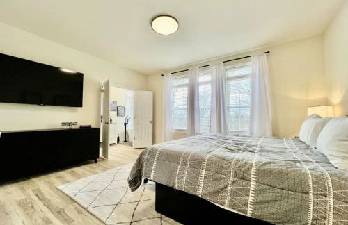 Beautiful NEW Ranch Home with a large deck and games - Foto 15