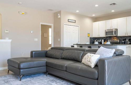 4BR Lakefront - Themed Rooms - Pool & BBQ! - Foto 48