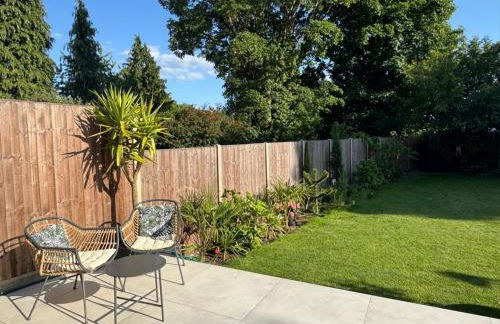 Modern Luxury Home with Spacious Garden close to Warner Bros Studio - Foto 5