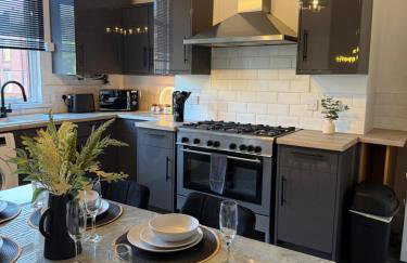 Lux 4 Bedroom House - Jacuzzi Bath Sleeps 9 Free Parking Near Leeds Centre - Foto 4