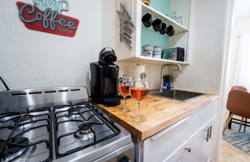 Breezy 1BR Retreat Walk to UofA and Spring Fun - Foto 44