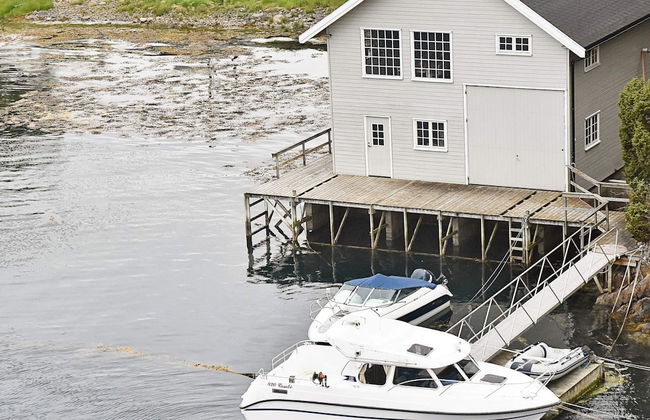 8 Person Holiday Home in Lesund - Foto 1