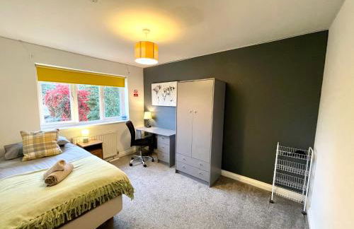 Large 5 bed detached house near Stansted Airport with Parking for 2 vehicles! Stansted Stays - Foto 7