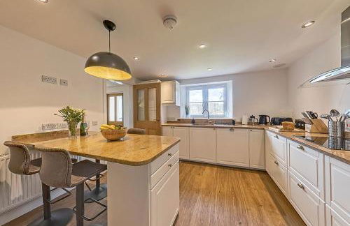 Stunning Barn Conversion with HOT TUB and ALPACAS - Ty Cerrig Barn - Photo 10