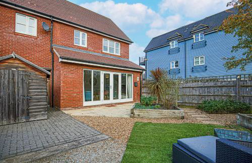 Middleton House with Free Parking, Fast-Wifi, SmartTV and Garden by Yoko Property - Photo 24