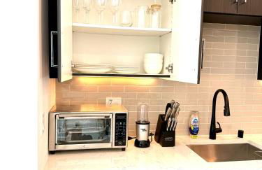 Hollywood Penthouse with Balcony & Pool View - Photo 55