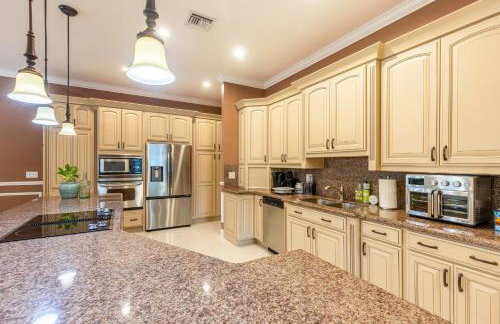 Chill & Spacious 3BR - Beaches & Backyard Fun - Foto 3