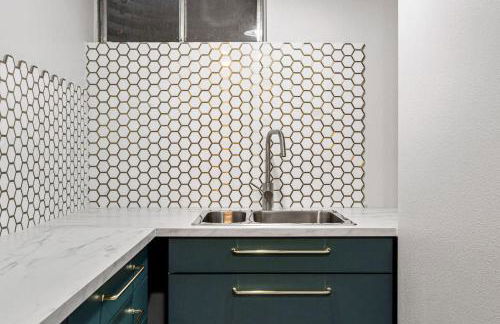 Spacious and Comfy Close to Everything Backyard - Foto 32