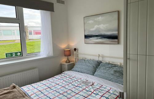 CHINE COTTAGE self-catering coastal bungalow in rural West Wight - Photo 10