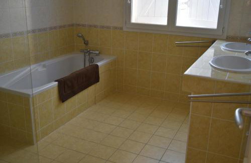 villa classée 4 étoiles avec piscine et boulodrome - Photo 35