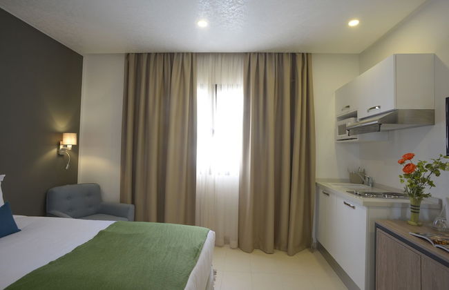 Maia Hotel Suites - Photo 30