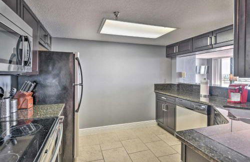 Sleek Beachfront Getaway with Community Perks! - Foto 9