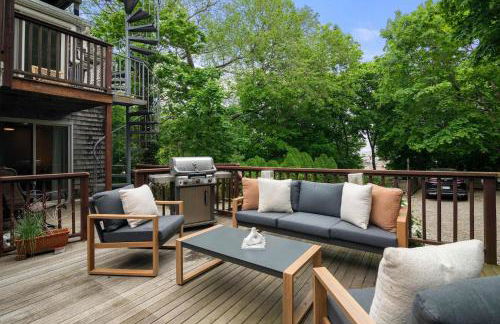 Rare Private Deck Dog Friendly Walk to Harbor - Foto 1