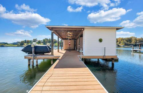 Family Lake Retreat w/ Screened Deck! - Foto 29