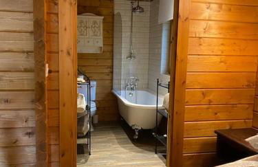 3 Bedroom Lodge Hotub pool in Horsley Surrey UK - Photo 77